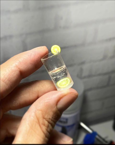 Ref2089- Copo água com gás e limão miniatura em resina 1 peça escala 1/6