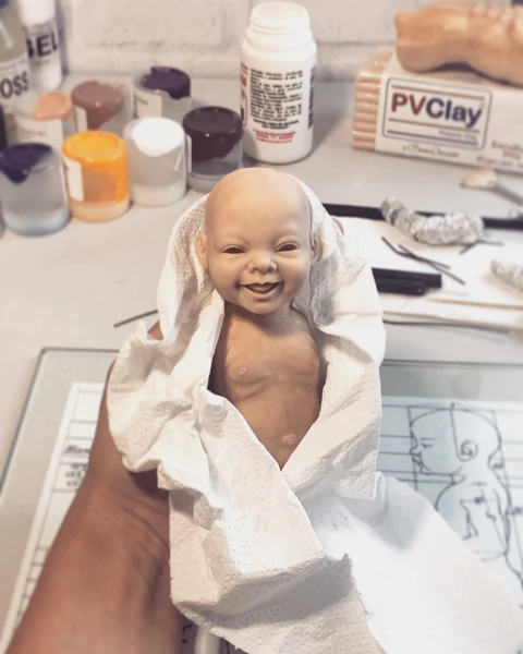 Ref.45321- Bebe reborn hiperrealista exclusivo em andamento sendo esculpido e em breve disponível em silicone sólido