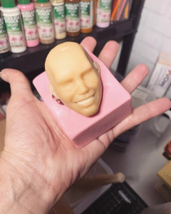 Ref.450- Molde rosto masculino parte única, área dos olhos sem marcações, fica livre para pinturas e técnicas em geral 5cm