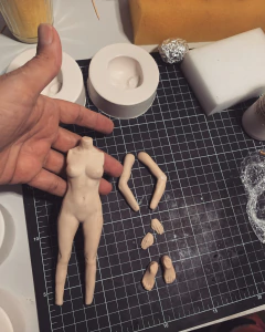 Ref.4561- Kit molde corpo completo feminino com molde cabeça cartoon 18cm de altura - Nanda Regina