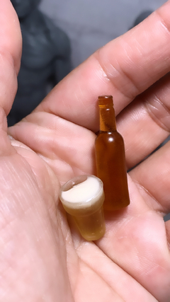 Ref.2789- Miniatura de garrafa e copo cheio de cerveja modela A