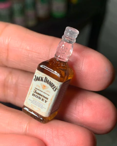 Ref.45780- Miniatura realista de whisk modelo B ( 1 peça 3,5cm )