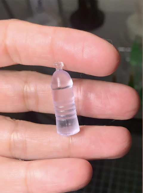 Ref.3025- Miniatura garrafinha de água mineral 3cm ( 1 peça) modelo B