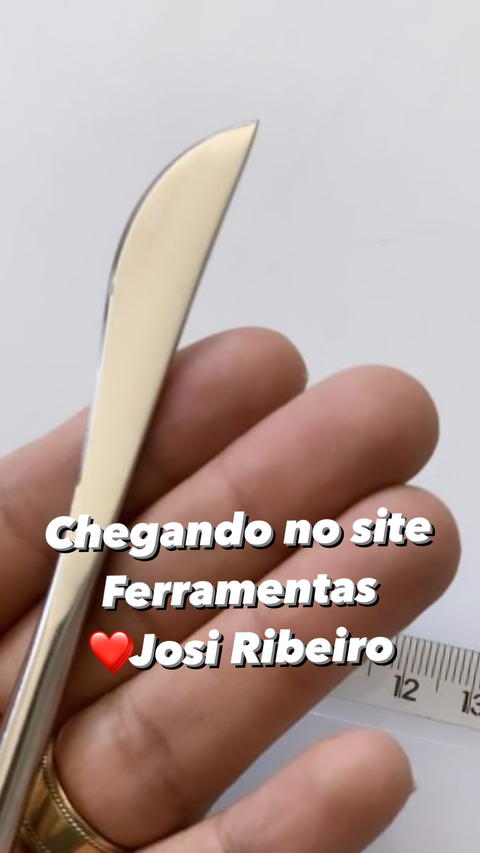 Faca-Ferramenta 1 em aço inox, assinada e desenvolvida pela artista Josi Ribeiro