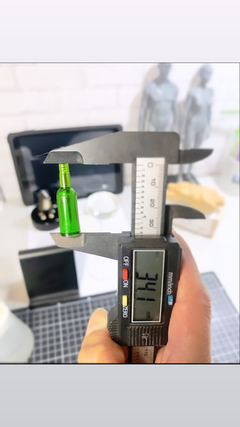 Ref.1120- miniature de garrafas de cerveja em resina 3,4cm de altura - 1 peça na internet