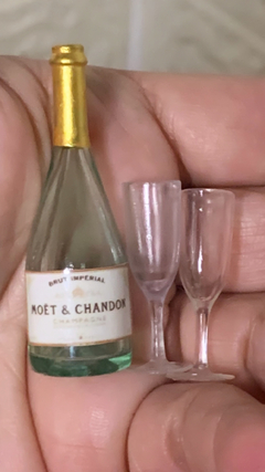 Ref.D204- Miniatura realista garrafa de champanhe e duas taças ( garrafa 5cm taças 3 cm ) - (cópia)