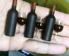 Ref.D210- Kit 5 garrafas de vinho e taças cheias (5cm garrafa, 3cm taça ) escala 1/6 na internet