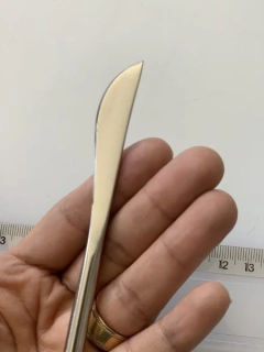 Faca-Ferramenta 1 em aço inox, assinada e desenvolvida pela artista Josi Ribeiro - Nanda Regina