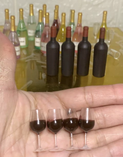 Ref.D205- Miniatura realista garrafa de vinho e uma taça semi cheia ( garrafa 5cm taças 3 cm ) - - comprar online