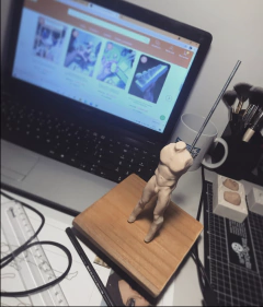 Haste para colocar escultura com 25cm de altura madeira 14 por 14 centímetros - comprar online