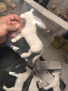 Cavalo base para trabalhar com biscuit ou para pintura e uso direto Ref.38 na internet