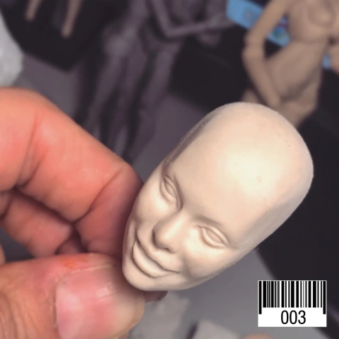 Molde rosto feminino sorrindo escala 1/6 entre 2,8cm de altura