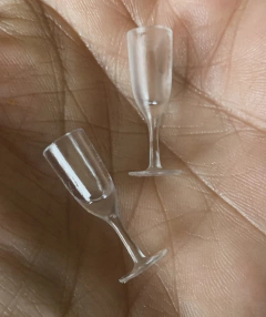 Ref.S201- Miniatura realista de taça de champanhe modelo tradicional 3cm de altura material resina ( 2 peças ) - comprar online