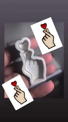 Molde símbolo mini coração com os dedos