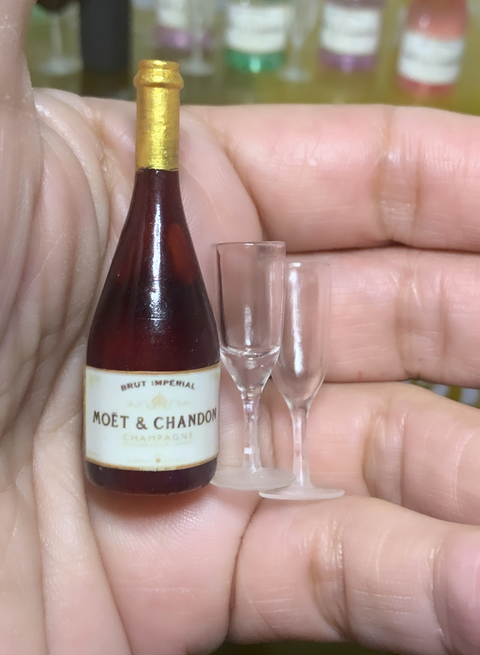 Ref.D2051- Miniatura realista garrafa de champanhe e duas taças ( garrafa 5cm taças 3 cm ) -