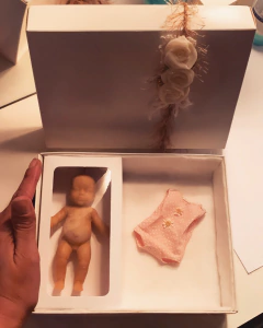 Ref.30501- Mini Bebe reborns hiperrealistas (sem pintura segue cru) com uma troca de roupa e banheira em resina