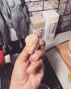 Ref.5509- Molde rosto feminino afro sai completo do molde com cabelos escala 1/6 - comprar online