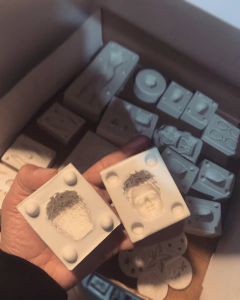 Ref.5509- Molde rosto feminino afro sai completo do molde com cabelos escala 1/6 - Nanda Regina