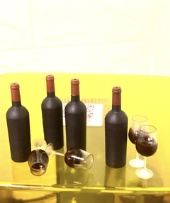 Ref.D210- Kit 5 garrafas de vinho e taças cheias (5cm garrafa, 3cm taça ) escala 1/6
