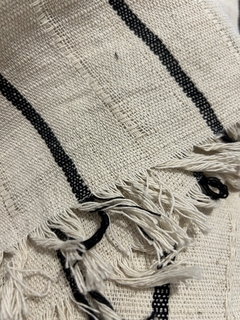Manta Tejida de Hilo Natural raya Negra 1.70 de ancho