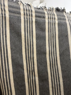 Manta Tejida gris Raya natural 1.70 de ancho