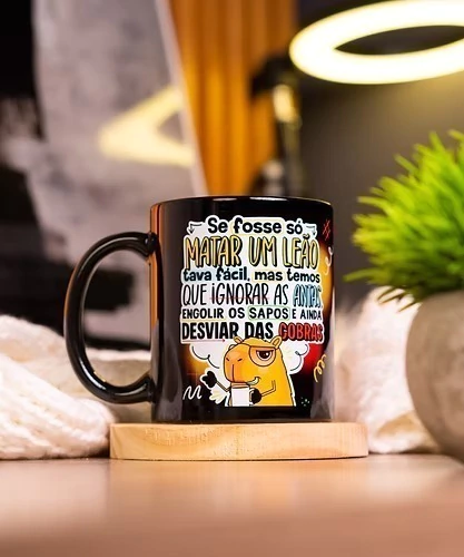 Caneca Capivara "Desafios da Vida" – Humor e Persistência