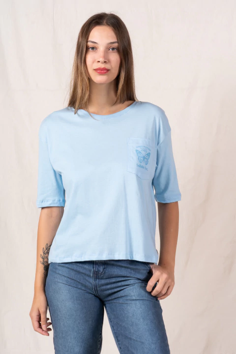 REMERA GREAT CELESTE BOLSILLO MARIPOSA