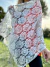 Pashmina de encaje calado gris con rosas