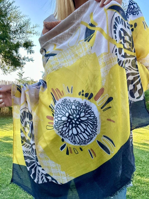 Pashmina estampada con detalles de amarillos