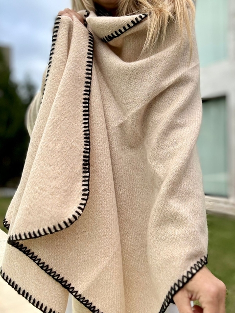 Bufandon de lana con lurex beige con ribetes negros