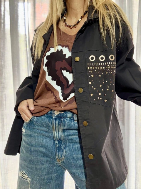 Camisaco gabardina elastizada y bolsillos con tachas gris topo - comprar online