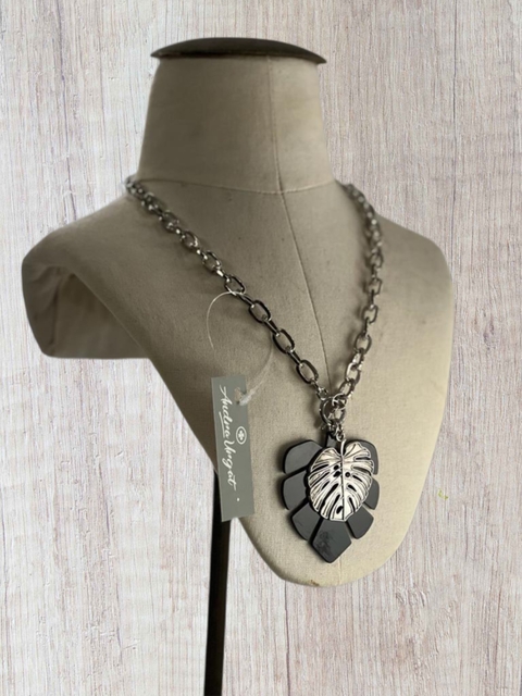 Collar cadena y hojas de monstera