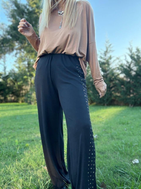 Palazo Cher de morley negro con tachitas - comprar online