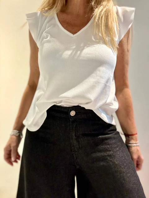 Musculosa con vuelitos en hombros de morley foil blanco