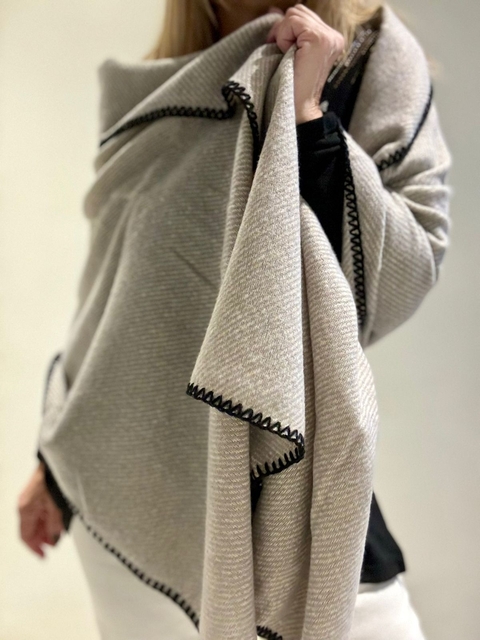 Bufandon de lana con lurex gris con ribetes negros