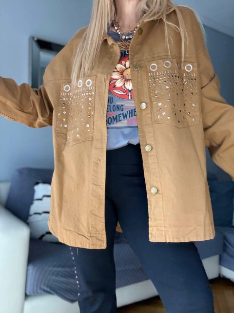 Camisaco gabardina elastizada y bolsillos con tachas habano - comprar online