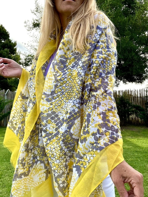 Pashmina print con mini brillos en amarillos y grises