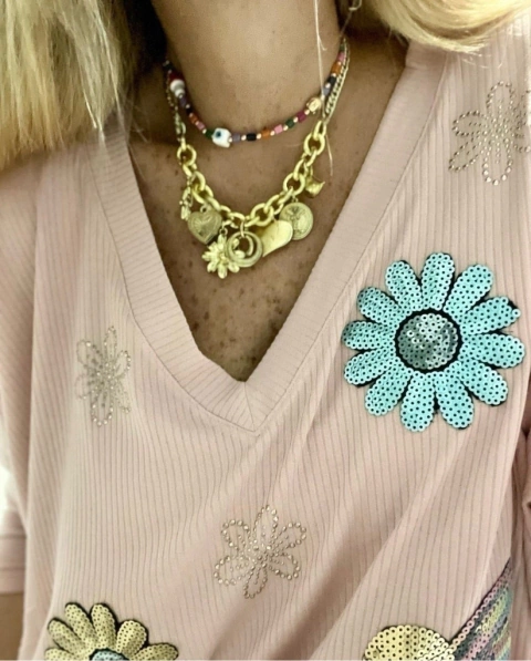 Collar dijes dorados y collar de colores