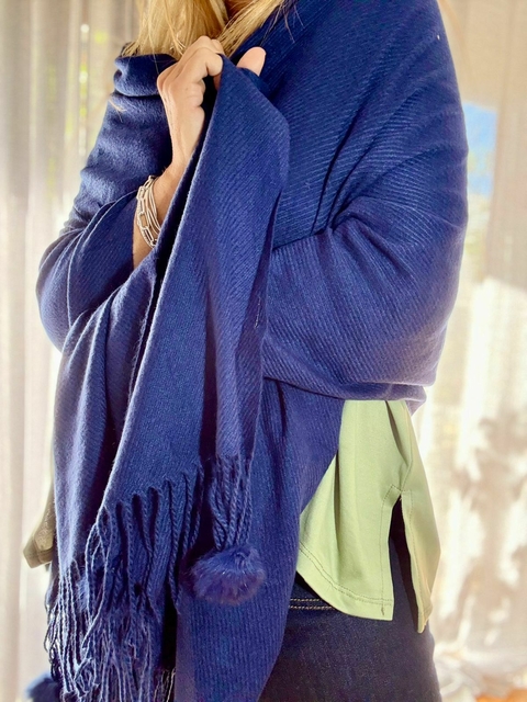 Bufandon de lana azul pompon piel - comprar online
