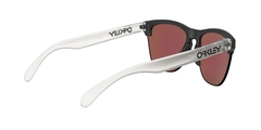 Oakley 0OO9374 02 FROGSKINS(TM) LITE PRIZM SAPPHIRE IRIDIUM - tienda online