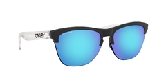 Oakley 0OO9374 02 FROGSKINS(TM) LITE PRIZM SAPPHIRE IRIDIUM - comprar online