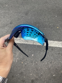 Kato preta lente azul claro