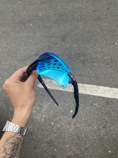 Kato preta lente azul claro na internet