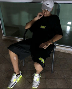 SHORTS MINI LOGO NEON na internet