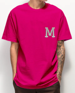 CAMISETA "M" CRAVEJADO