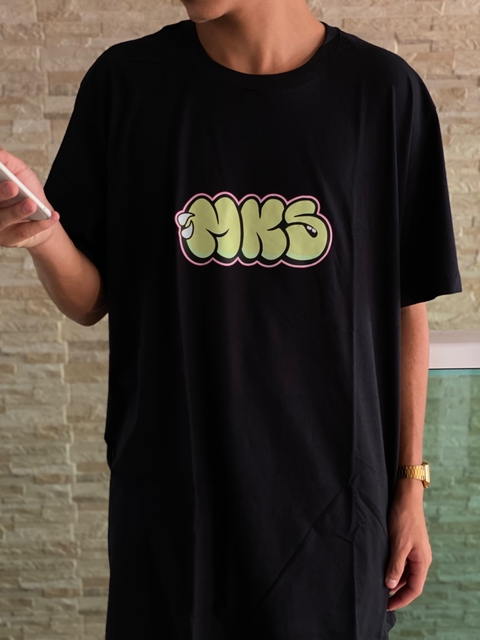 CAMISETA COMUM MKS GRAFITE BOMB '' NEON ''