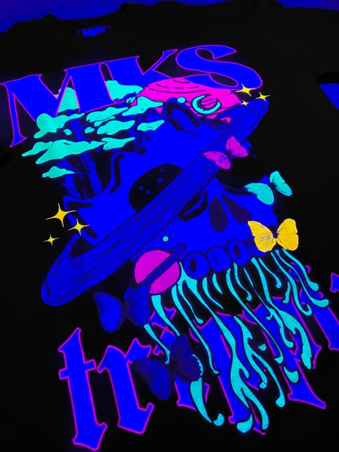 CAMISETA PREMIUM MKS - TRIPPIN CAVEIRA '' FLUORESCENTE UV ''