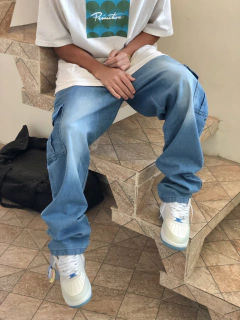 CALÇA JEANS CARGO LOGO REFLETIVO MKS na internet