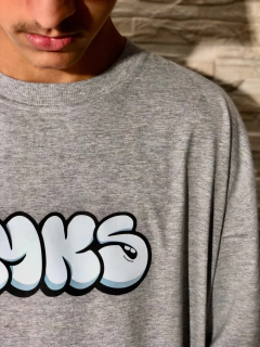 CAMISETA PREMIUM MKS BOMB E GRAFITANDO - FRENTE E COSTAS na internet