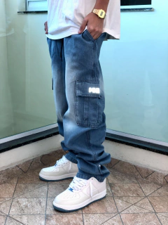 CALÇA JEANS CARGO LOGO REFLETIVO MKS